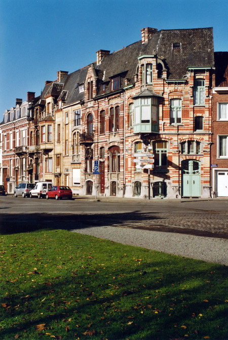 Avenue Van Cutsem 27 tot 29 en rue des Volontaires 1, Doornik, enfilade (© APEB, foto 2002).