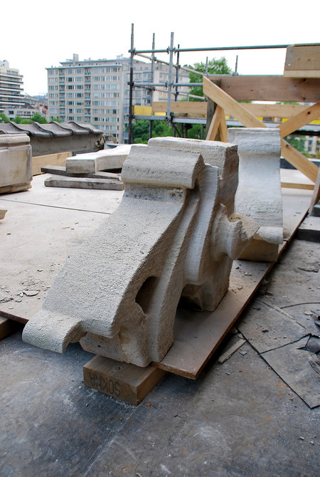 Dépose pour restauration de pierres du couronnement de la façade de la maison de Saint-Cyr.