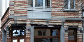 Waversesteenweg 580-582, Etterbeek, sporen van een balkon op de eerste verdieping (© APEB, foto 2016).