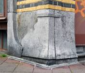 Rue Peter Benoit 2-4 et chaussée de Wavre 517-519, Etterbeek, soubassement côté chaussée, à l’angle du pan coupé (© APEB, photo 2016).