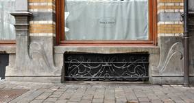 Louis Bertrandlaan 63-65, Schaarbeek, keldervenster aan de Josaphatstraat (© APEB, foto 2012.