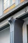 Vanderhoevenstraat 22, Sint-Joost-ten-Node, pilaster tussen de twee ingangen (© APEB, foto 2016).