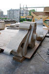 Dépose pour restauration de pierres du couronnement de la façade de la maison de Saint-Cyr.