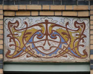 Rue Peter Benoit 2-4 et chaussée de Wavre 517-519, Etterbeek, pan coupé, sgraffite sur l’allège du deuxième étage (© APEB, photo 2016).